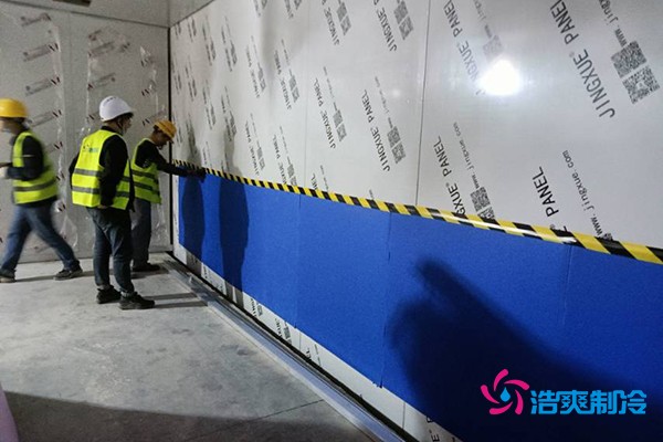 图为正在对墙体贴?；つ? width=